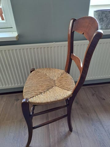 Houten stoel met rieten zitting in nette staat GRATIS