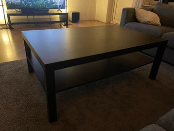 Zwarte salontafel met opbergplank