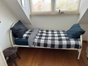 Twee eenpersoonsbedden, wit metaal