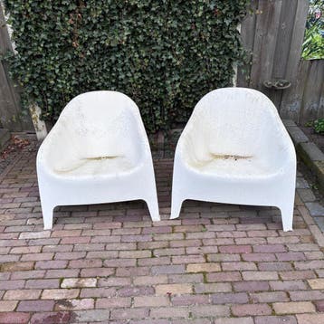Gratis: Twee witte Ikea stoelen