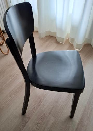 Gratis af te halen: 4 zwarte bistro stoeltjes.