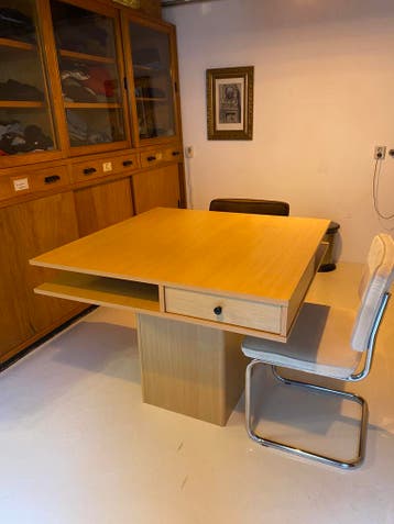 Vierkante houten tafel met lades gratis