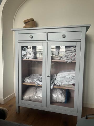 Kastje met glazen deuren, lichtblauw en roze