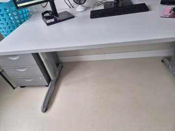 Grijs bureau met ladenblok