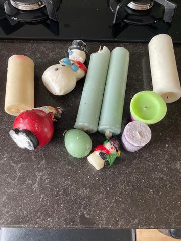 Diverse kaarsresten en decoratieve kaarsen