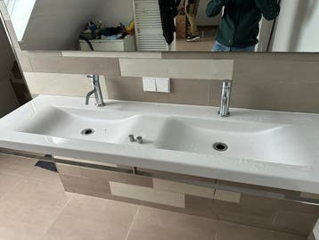 Dubbele wastafel met twee kranen