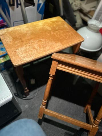 Twee houten bijzettafeltjes