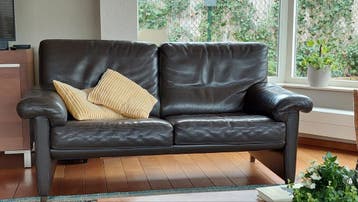 Gratis: Bruine leren 2-zits bank in goede conditie