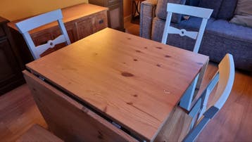 Houten eettafel met uitklapbare bladen en stoelen