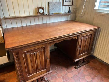 Houten bureau met opbergruimte