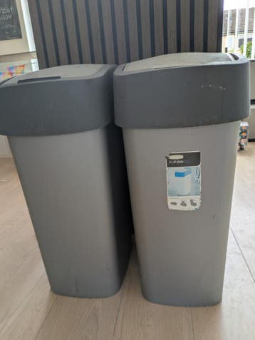 Gratis! Twee grijze prullenbakken curver 50 L
