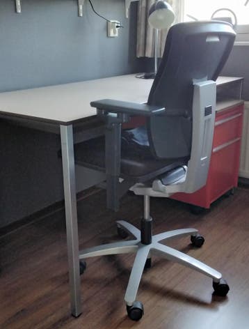 Bureau met (draai)stoel en ladenblok