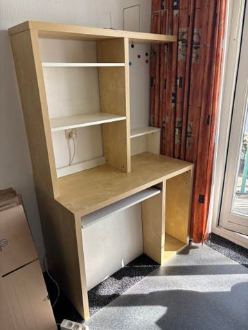 Gratis af te halen: Praktisch bureau met opbergruimte