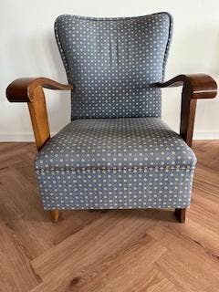 Gratis: twee jaren vijftig stoeltjes (blauw en geel)