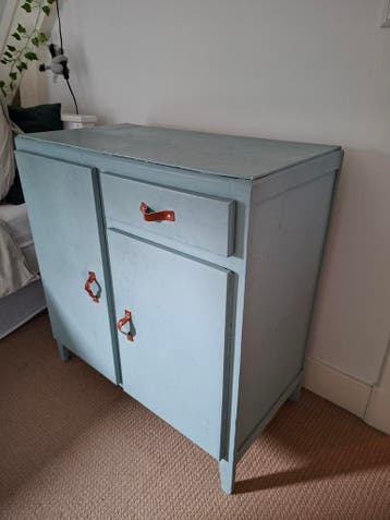 Gratis - kastje met lade en deurtjes