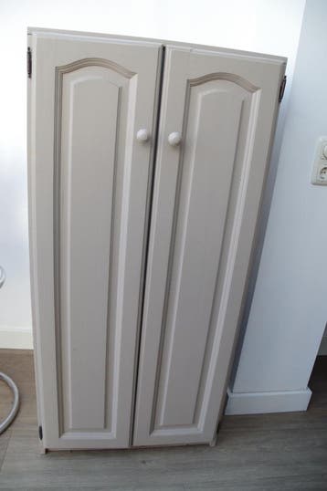 Beige houten kast met 3 legplanken