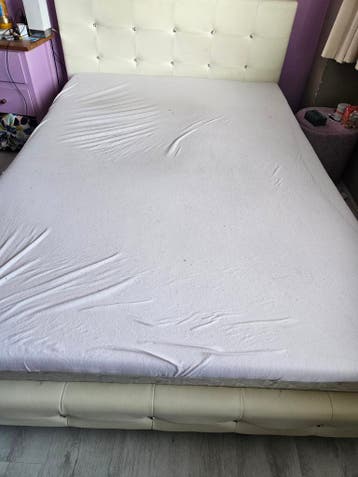 Tweepersoonsbed 140x200 cm met lichte gebreken