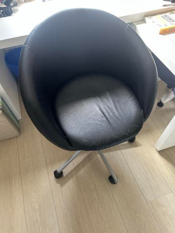 Zwarte draaibare IKEA stoel
