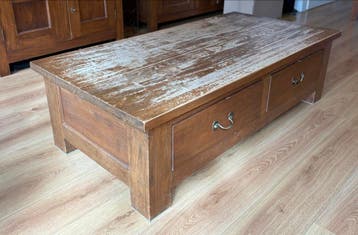 Houten salontafel met 2 lades