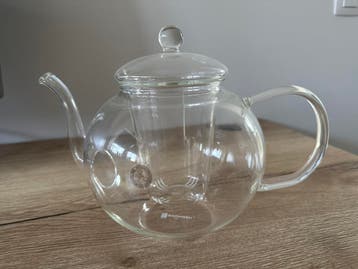 Glazen theepot met theebladhouder