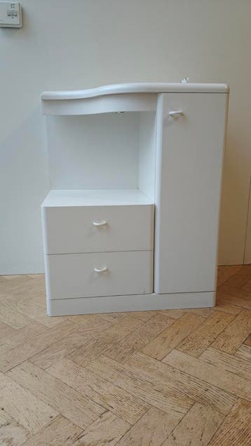 Nachtkastje met lades en kastje, gratis af te halen.