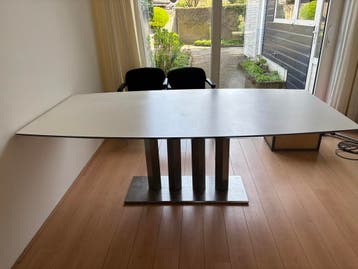 Grote, robuuste eettafel in zeer goede staat