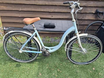 Damesfiets opknapper, lekke banden, geen ketting.