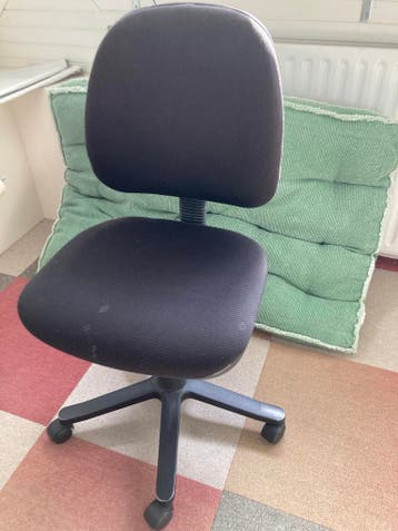 Zwarte bureaustoel op wieltjes gratis