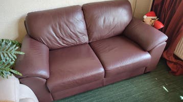 Bruin lederen tweezitsbank