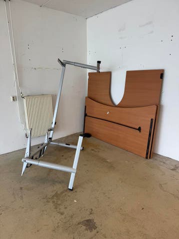 Bureau met metalen onderstel en houten blad