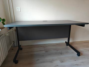Bureau met bijpassend ladeblok op wielen - gratis afhalen