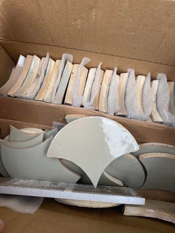 2 doosjes tegels groen schubvorm