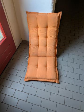 Twee oranje tuinstoelkussens