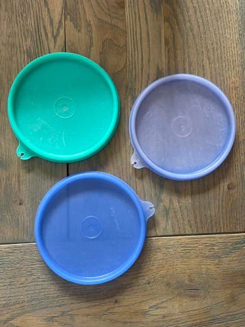 Gratis 3 Tupperware deksels, ca. 13 cm breed