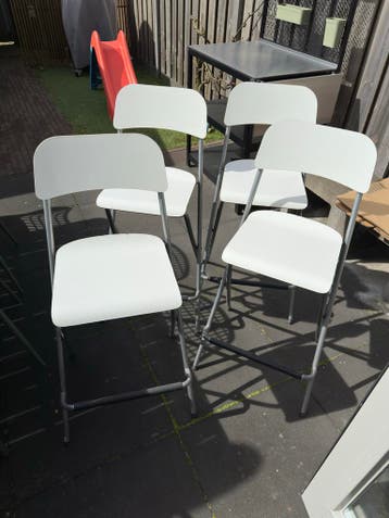 Gratis 4 witte barkrukken