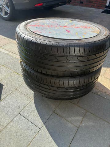 Unieke salontafel/bijzettafel van autobanden op wielen