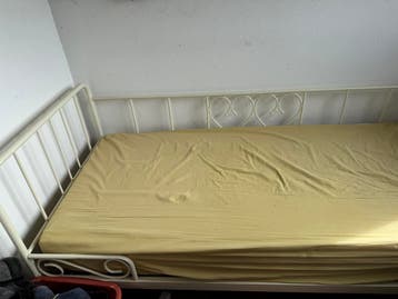 GRATIS: 1-persoons bed inclusief matras en dekbed