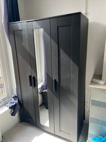 IKEA kledingkast met plankjes en hangruimte