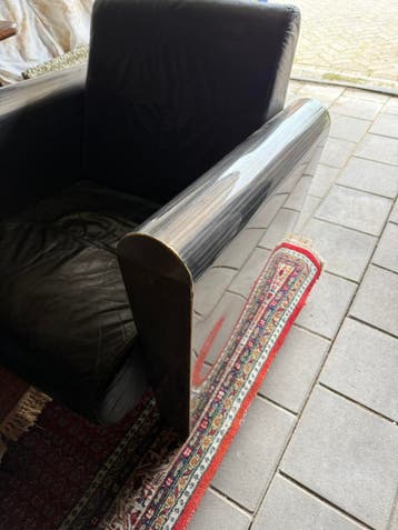 GRATIS! Design stoel, metaal leuningen/zwart leren zitting