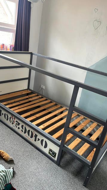 Bedframe met lattenbodem van ikea