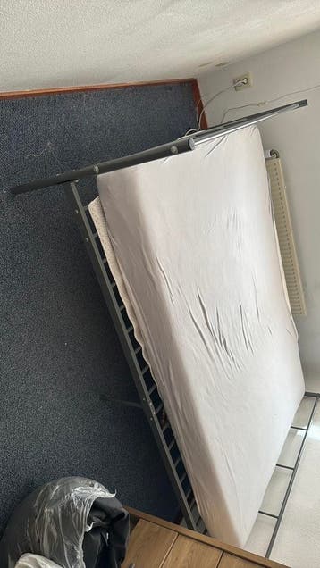 Gratis: bed inclusief matras 140x200