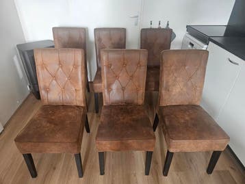 Zes bruine eetkamerstoelen