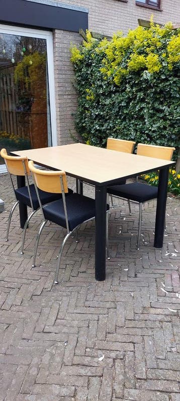 Tafel met 4 stoelen
