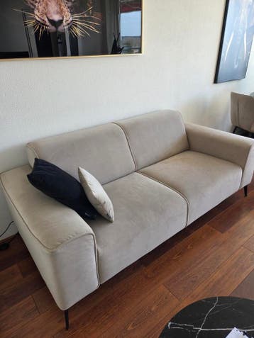 Gratis: Beige bank inclusief kussens, 2 jaar oud, 180x90 cm