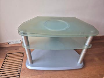 Gratis TV-meubel op wieltjes met draaibare bovenplaat