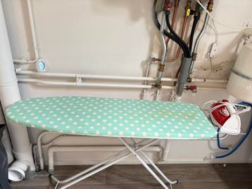 Strijkplank incl strijkijzer.