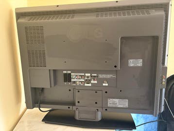 LG televisie 32 inch met verticale rode streep