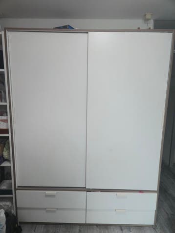 Witte kledingkast met schuifdeuren en lades