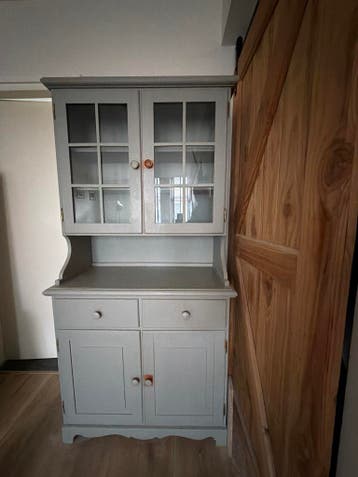 Grijze buffetkast met glazen deuren