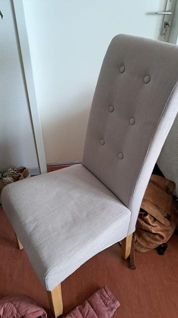Twee nette eetkamerstoelen